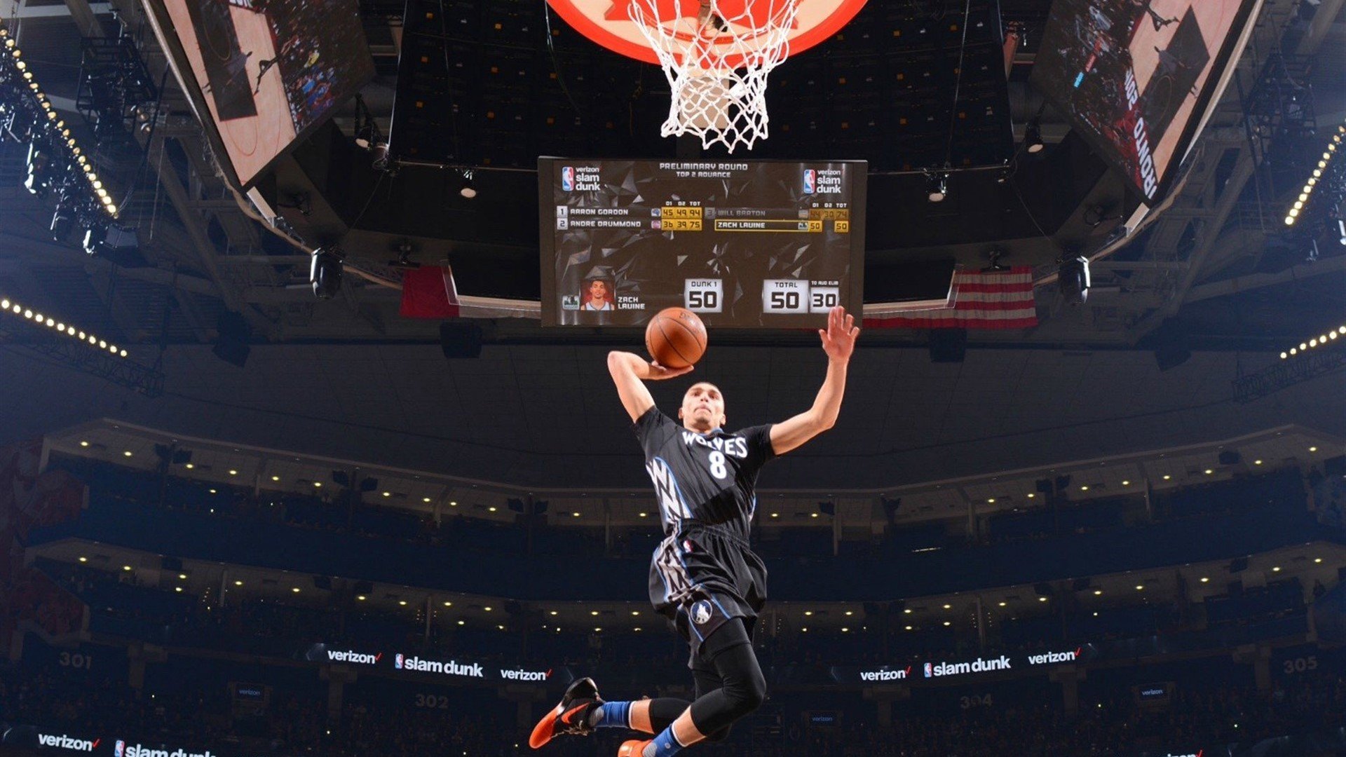 NBA激战正酣,中超首位下课主帅意外抢镜成跨圈热点